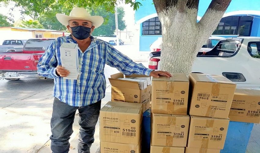 El alcalde Reyes Wenseslado Zúñiga Vázquez, entrego 10 luminarias para el ejido Buenos Aires y giro instrucciones para su instalación.