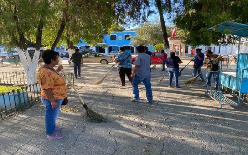 El Alcalde lic. Juan José Contreras Castillo en coordinación con el director de parques y jardines gira instrucciones de mantener limpias las principales arterias de la cabecera municipal.