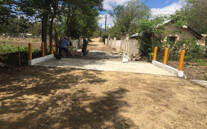 El Alcalde apoya para la construcción de dos puentes y dos vados.