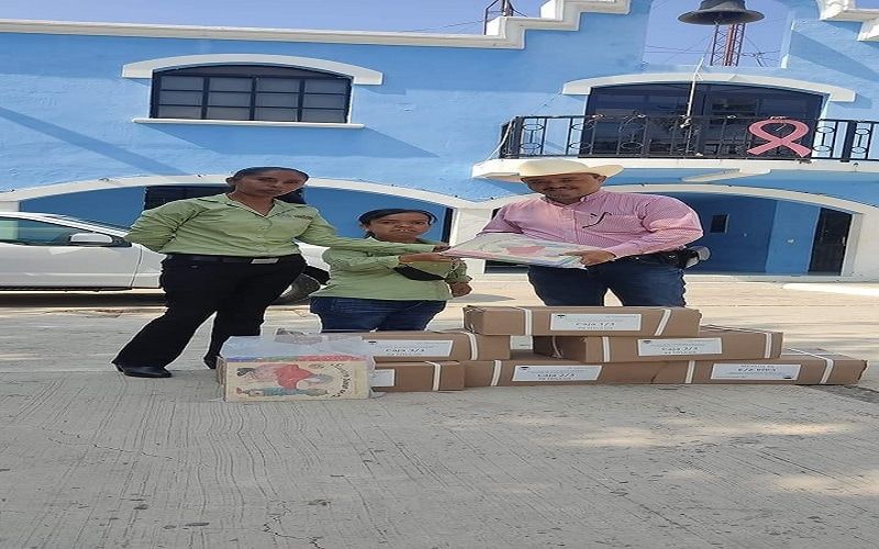 Alcalde Lic Juan José Contreras Castillo, realiza donación de libros para dos bibliotecas del municipio.