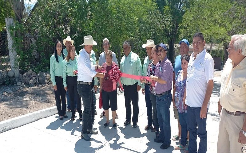 Alcalde Juan José Contreras Castillo, acudió con su equipo hacer la inauguración de una calle en el ejido Rosalba.
