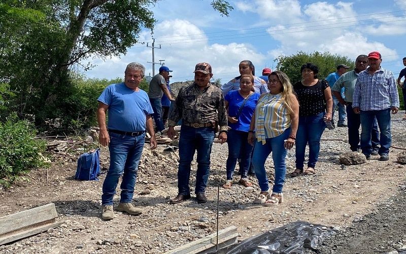El alcalde Juan José Contreras Castillo, acudió supervisar algunas obras acompañado por su Cabildo.