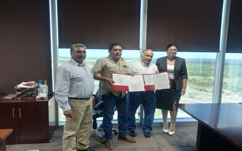 Alcalde firma convenio para apoyo a familias de Hidalgo