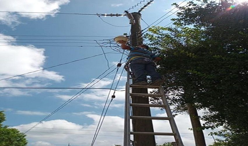 Sigue trabajando acalde Reyes Wenseslado Zúñiga Vázquez, colocando luminarias en las comunidades que se lo solicitan.