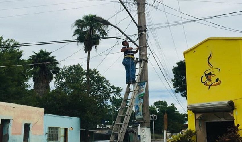 Alcade sigue instalando nueva tecnología de alumbrado en el municipio.