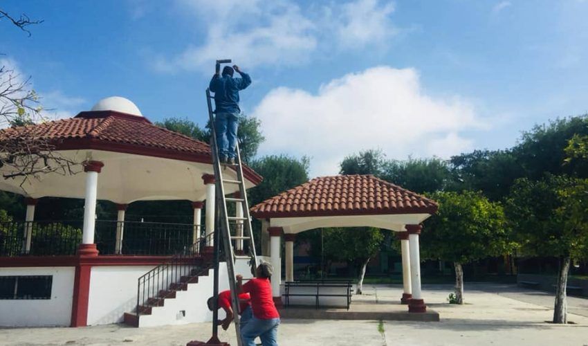 Alcalde manda instalar luminaria de nueva tecnología en la plaza principal.