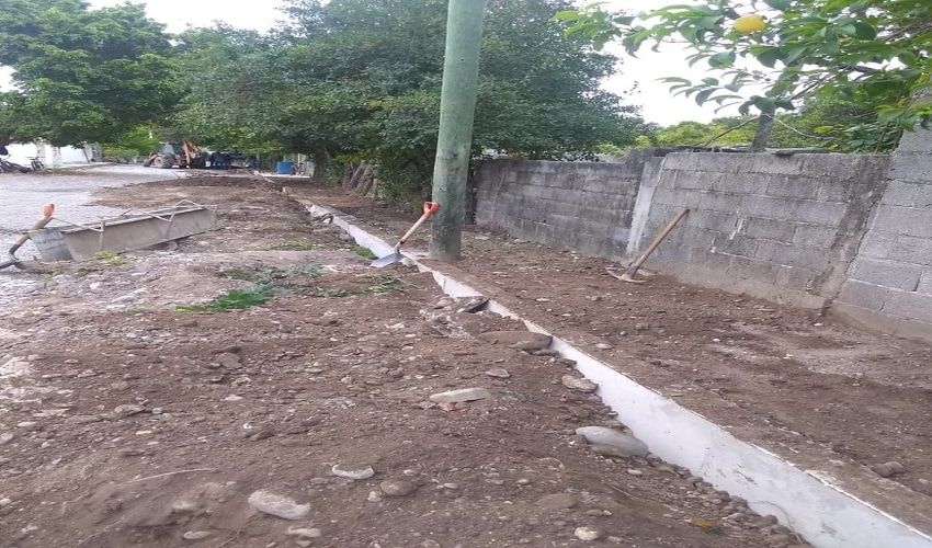 Habitantes del municipio agradecidos con el alcalde por llevar acabo los avances de las banquetas.