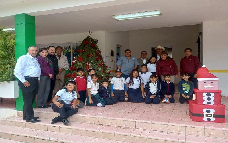 Alcalde Praxedis Guajardo Reyna, las autoridades municipales y educativas