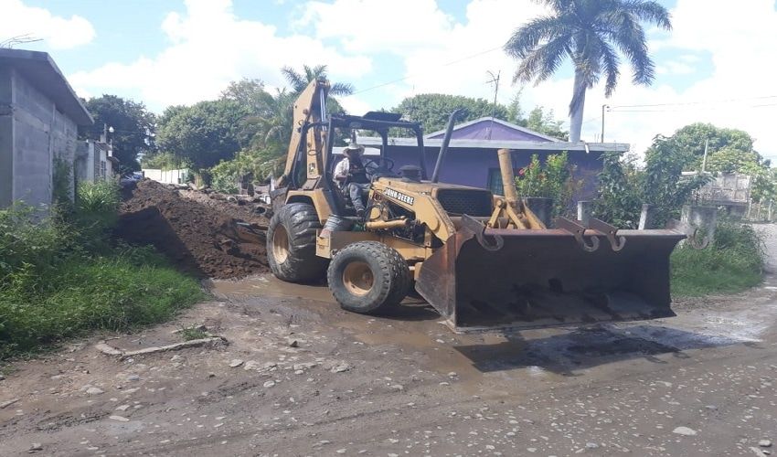  Rehabilitan drenaje sanitario en las Tres Esquinas.