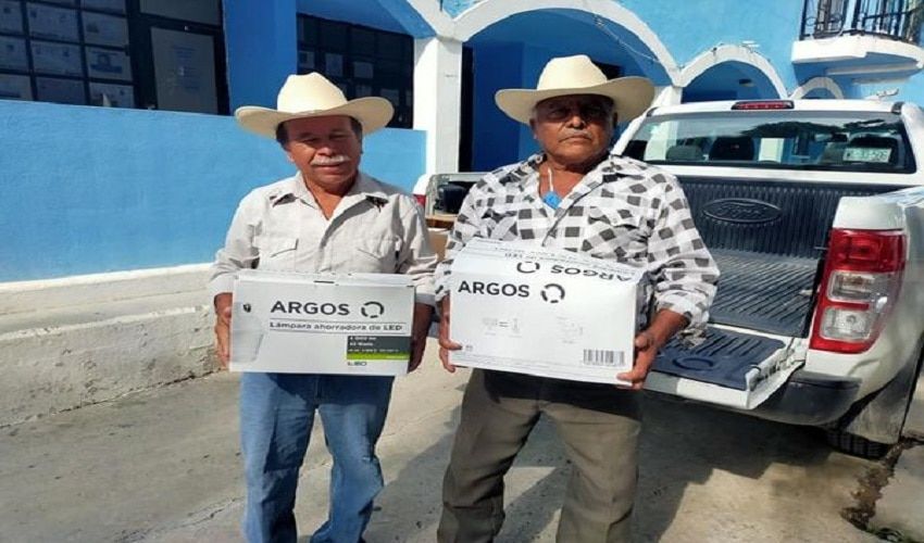 El alcalde Reyes Wenseslado Zúñiga Vazquez, sigue apoyando a las comunidades con lamparas y focos.