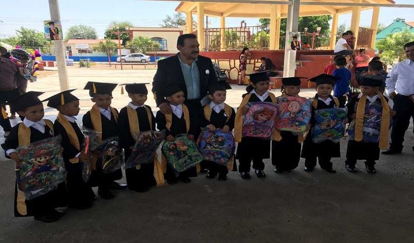 Alcalde entrega mochilas a niñas y niños de educación básica.