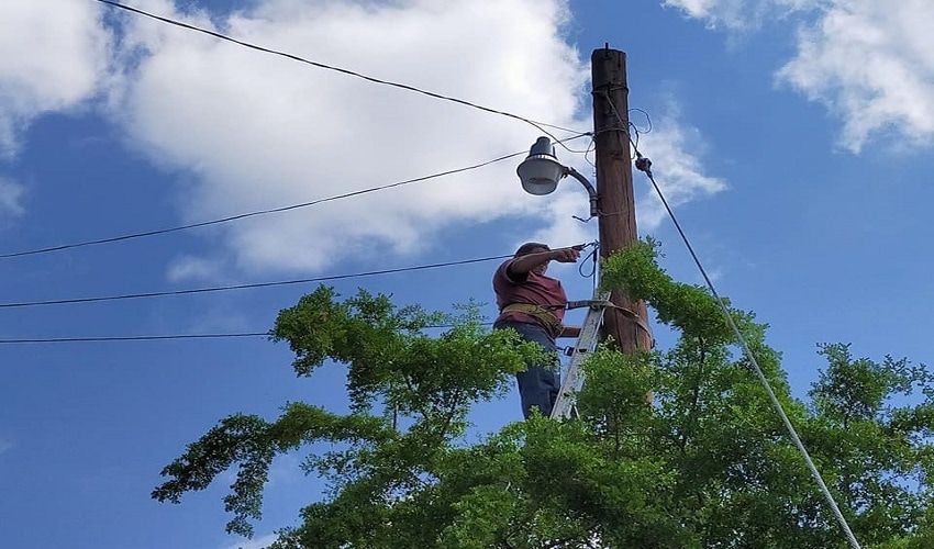 Siguen los trabajos en la rehabilitación de alumbrado público no  han pararon