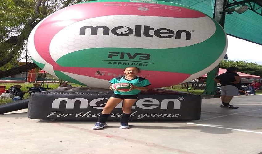 Apoyo alcalde y presidenta del DIF a equipo de Voleibol